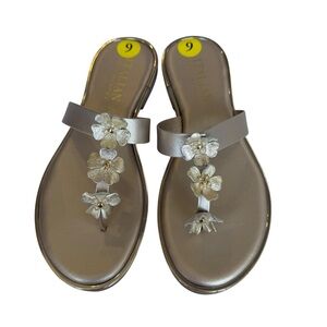 Brand new Womens size 9 Elegant champagne Floral thong Sandals Beaded, cushioned